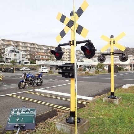 踏切警報器塗装