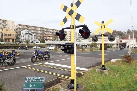 踏切警報器塗装